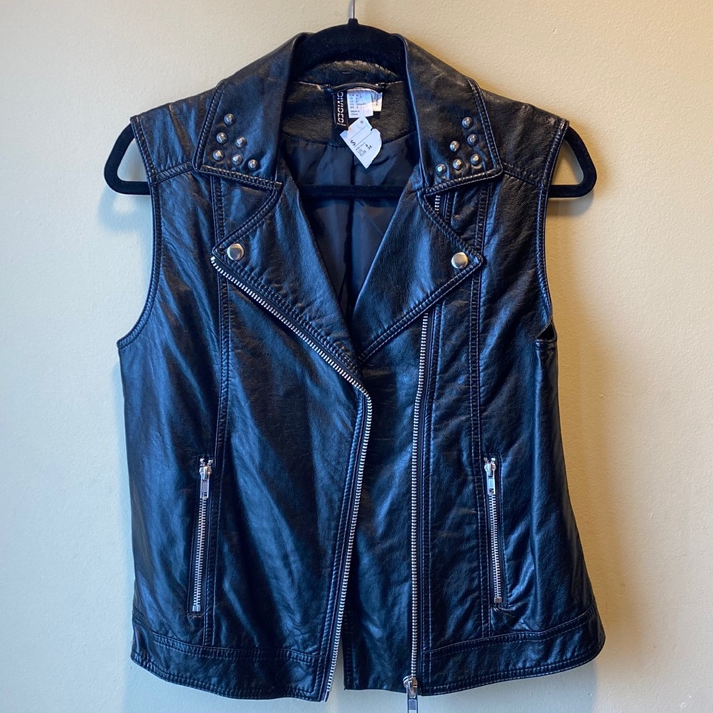 ✨BRAND NEW✨ H&M DIVIDED FAUX LEATHER SLEEVELESS BIKER JACKET VEST WITH STUDS
